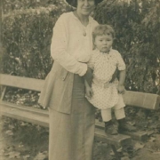 14. Анісія Свєнціцька з донькою Вірою.1914.jpg
