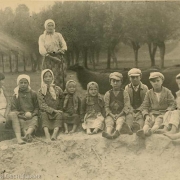 18. Віра Свєнціцька в селі. Друга зліва. 1923.jpg